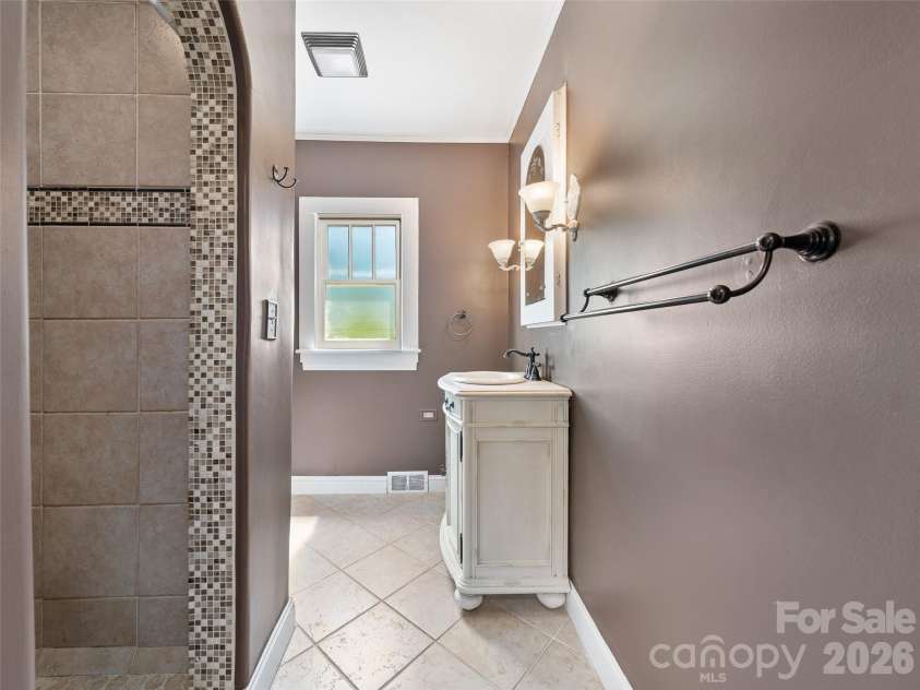 118 Robertson Street, Burnsville, NC 28714.  MLS# CAR4381376, YatesRealty ID 33371. 