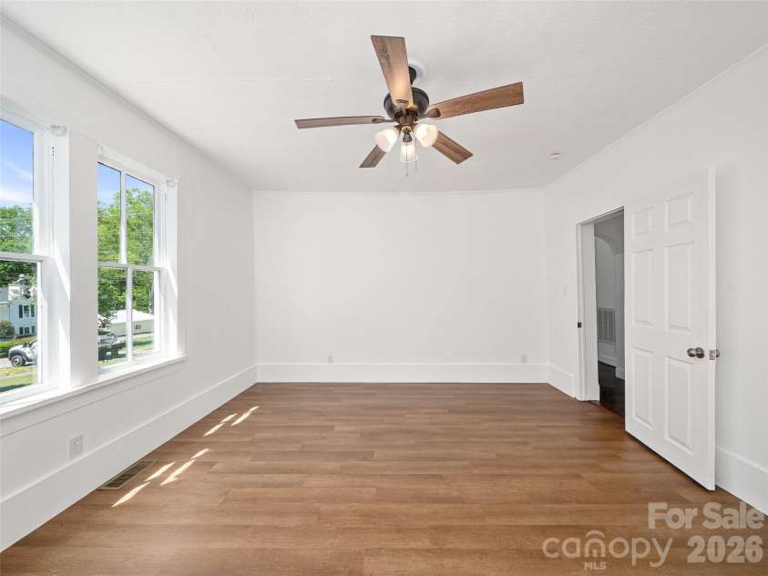 118 Robertson Street, Burnsville, NC 28714.  MLS# CAR4381376, YatesRealty ID 33371. 
