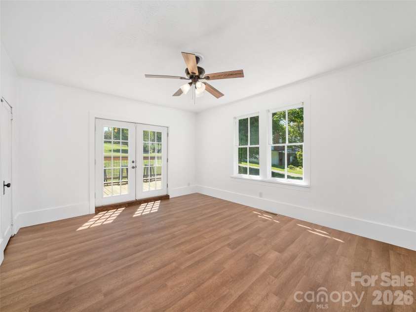 118 Robertson Street, Burnsville, NC 28714.  MLS# CAR4381376, YatesRealty ID 33371. 