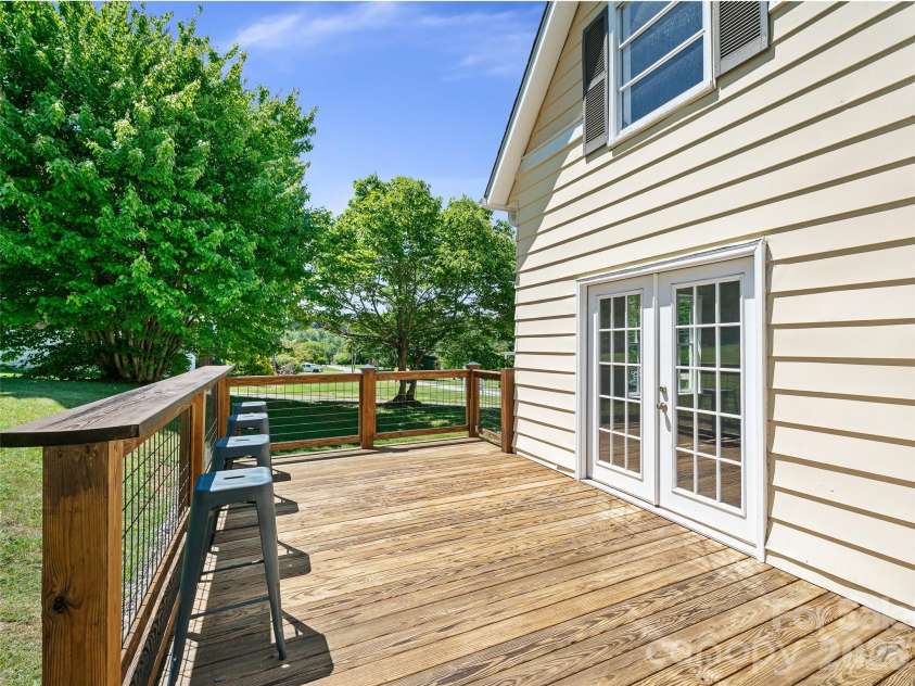 118 Robertson Street, Burnsville, NC 28714.  MLS# CAR4381376, YatesRealty ID 33371. 
