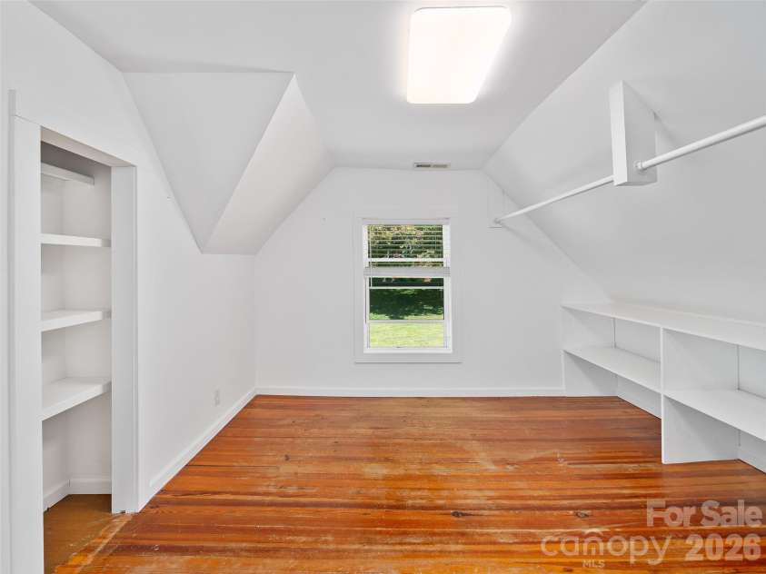 118 Robertson Street, Burnsville, NC 28714.  MLS# CAR4381376, YatesRealty ID 33371. 