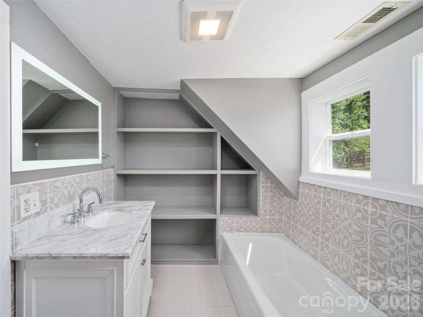 118 Robertson Street, Burnsville, NC 28714.  MLS# CAR4381376, YatesRealty ID 33371. 