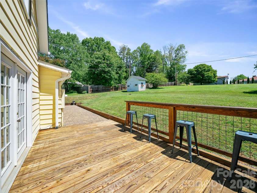 118 Robertson Street, Burnsville, NC 28714.  MLS# CAR4381376, YatesRealty ID 33371. 