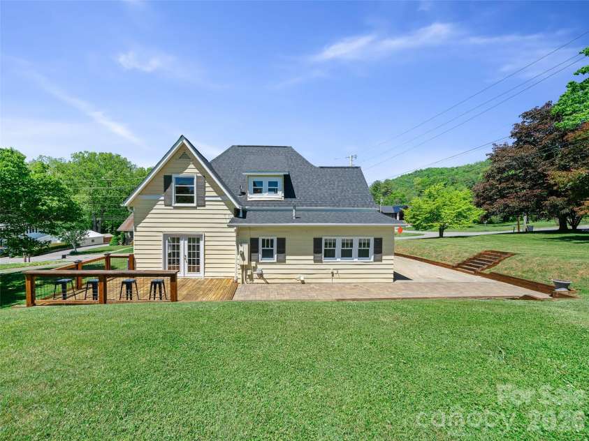 118 Robertson Street, Burnsville, NC 28714.  MLS# CAR4381376, YatesRealty ID 33371. 