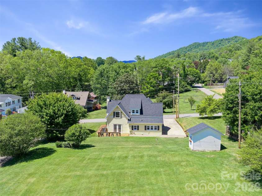 118 Robertson Street, Burnsville, NC 28714.  MLS# CAR4381376, YatesRealty ID 33371. 