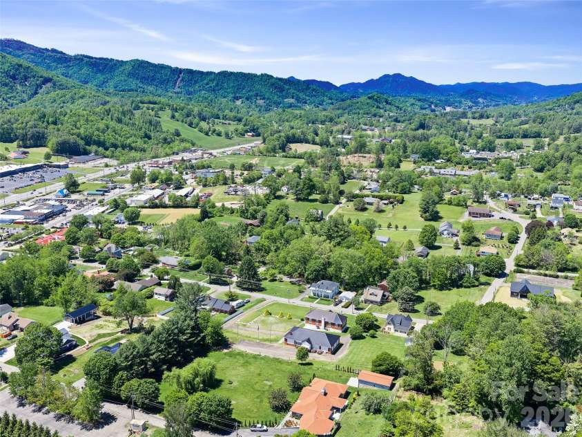 118 Robertson Street, Burnsville, NC 28714.  MLS# CAR4381376, YatesRealty ID 33371. 