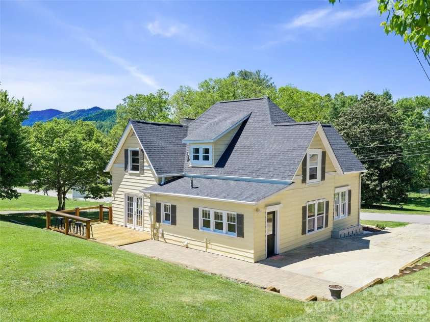 118 Robertson Street, Burnsville, NC 28714.  MLS# CAR4381376, YatesRealty ID 33371. 