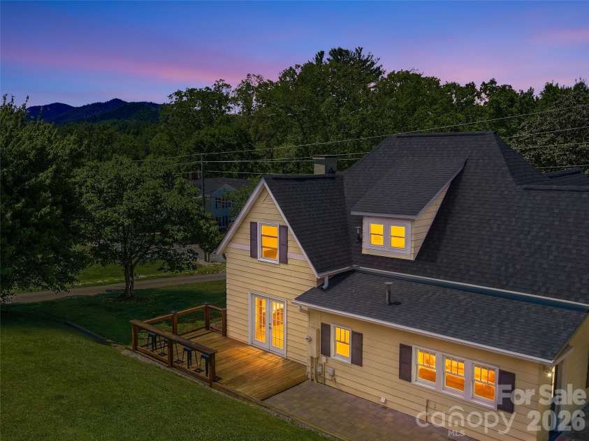 118 Robertson Street, Burnsville, NC 28714.  MLS# CAR4381376, YatesRealty ID 33371. 