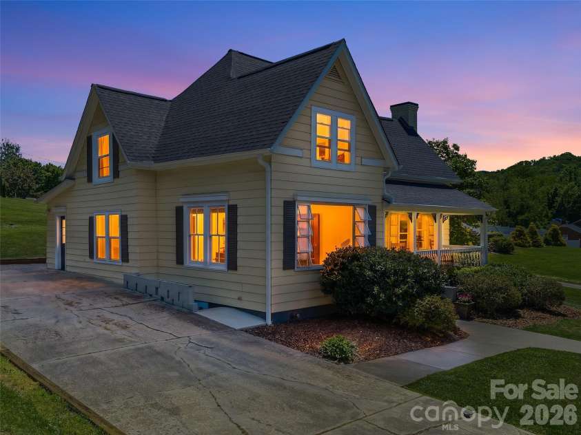 118 Robertson Street, Burnsville, NC 28714.  MLS# CAR4381376, YatesRealty ID 33371. 