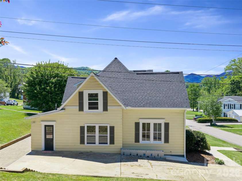 118 Robertson Street, Burnsville, NC 28714.  MLS# CAR4381376, YatesRealty ID 33371. 