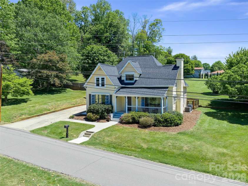 118 Robertson Street, Burnsville, NC 28714.  MLS# CAR4381376, YatesRealty ID 33371. 