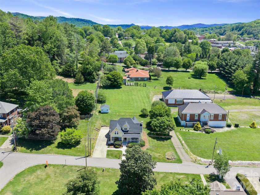 118 Robertson Street, Burnsville, NC 28714.  MLS# CAR4381376, YatesRealty ID 33371. 
