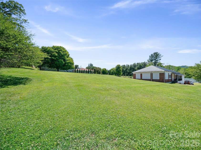118 Robertson Street, Burnsville, NC 28714.  MLS# CAR4381376, YatesRealty ID 33371. 