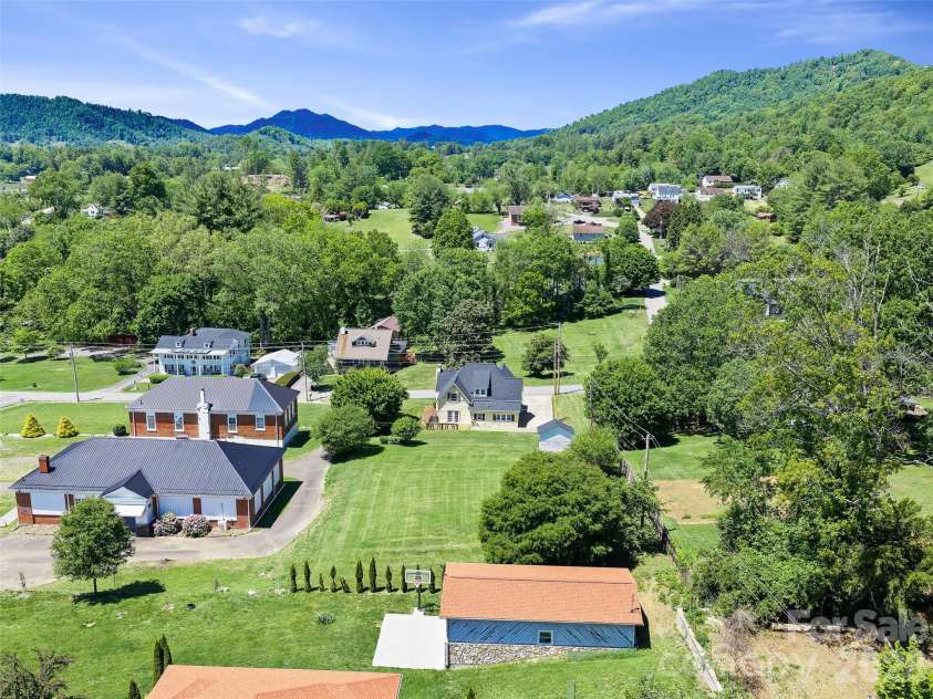 118 Robertson Street, Burnsville, NC 28714.  MLS# CAR4381376, YatesRealty ID 33371. 