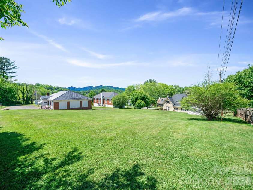 118 Robertson Street, Burnsville, NC 28714.  MLS# CAR4381376, YatesRealty ID 33371. 