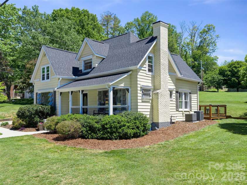 118 Robertson Street, Burnsville, NC 28714.  MLS# CAR4381376, YatesRealty ID 33371. 