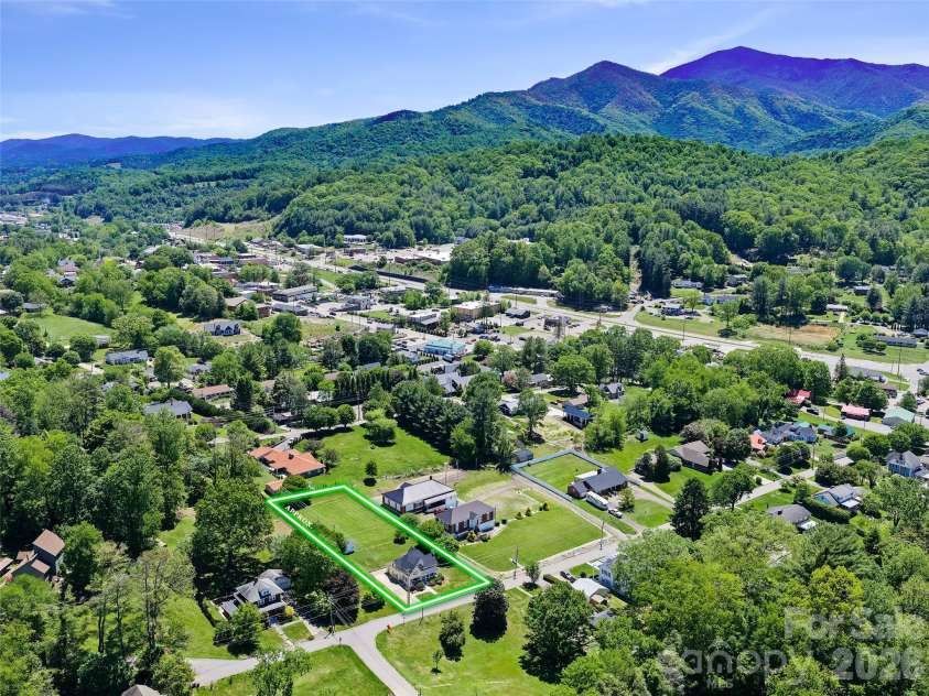 118 Robertson Street, Burnsville, NC 28714.  MLS# CAR4381376, YatesRealty ID 33371. 