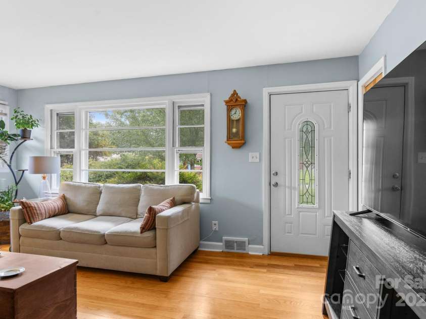 28 Woodgate Road, Asheville, NC 28806.  MLS# CAR4288868, YatesRealty ID 33372. 