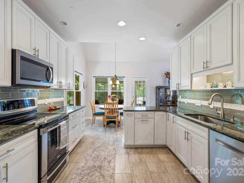 3000 Middleton Way Court, Hendersonville, NC 28791.  MLS# CAR4285309, YatesRealty ID 33374. Spacious Updated Kitchen! WOW!