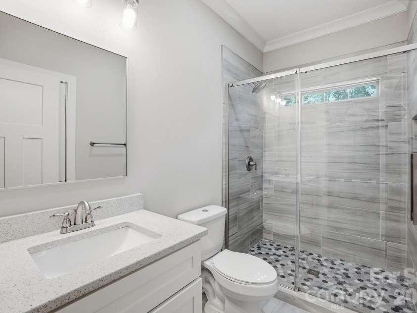 740 Seldon Drive, Charlotte, NC 28216.  MLS# CAR4389074, YatesRealty ID 33378. 1st Floor Full Bath