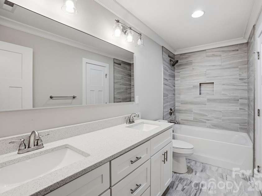 740 Seldon Drive, Charlotte, NC 28216.  MLS# CAR4389074, YatesRealty ID 33378. 2nd Fl Bath
