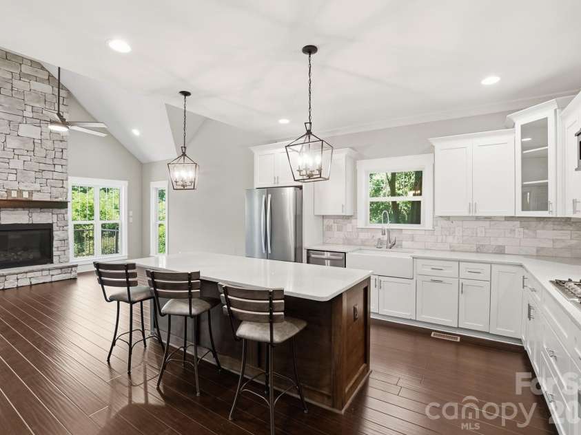 740 Seldon Drive, Charlotte, NC 28216.  MLS# CAR4389074, YatesRealty ID 33378. 