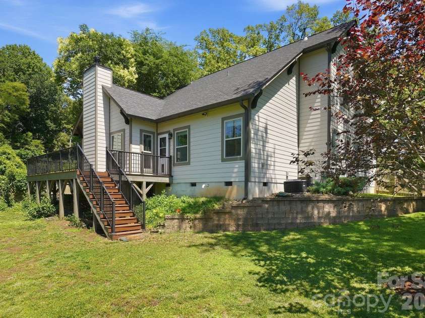 740 Seldon Drive, Charlotte, NC 28216.  MLS# CAR4389074, YatesRealty ID 33378. 