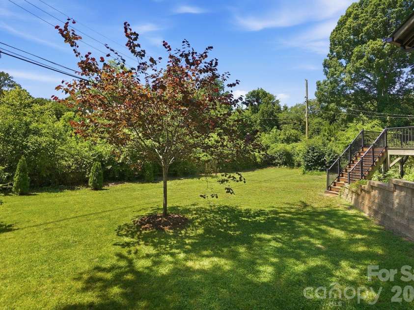 740 Seldon Drive, Charlotte, NC 28216.  MLS# CAR4389074, YatesRealty ID 33378. 