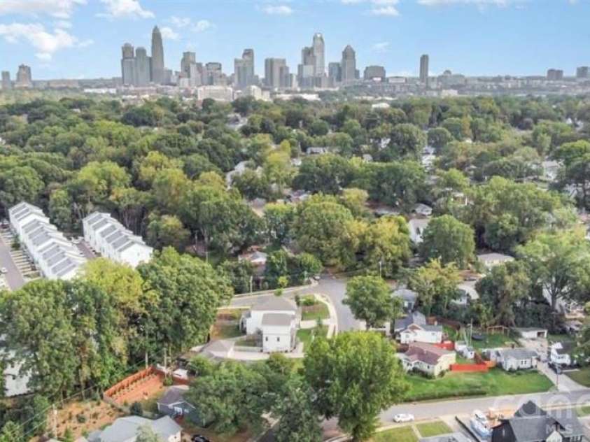 740 Seldon Drive, Charlotte, NC 28216.  MLS# CAR4389074, YatesRealty ID 33378. 