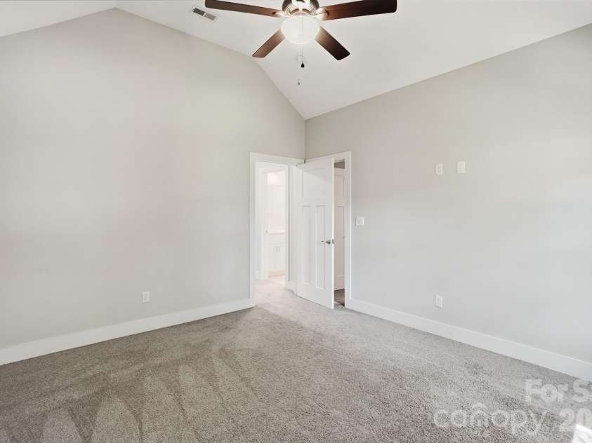 740 Seldon Drive, Charlotte, NC 28216.  MLS# CAR4389074, YatesRealty ID 33378. Bed 4