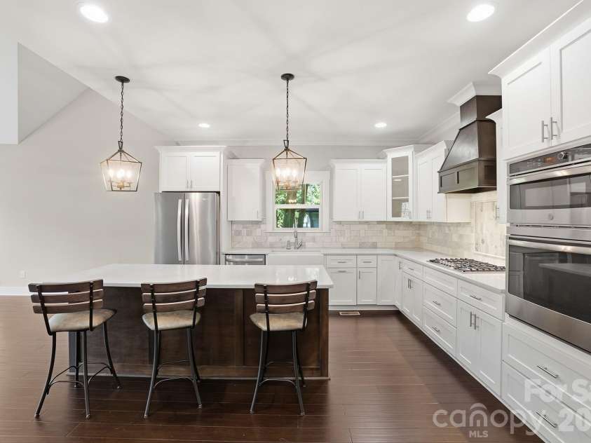 740 Seldon Drive, Charlotte, NC 28216.  MLS# CAR4389074, YatesRealty ID 33378. Gourmet Kitchen