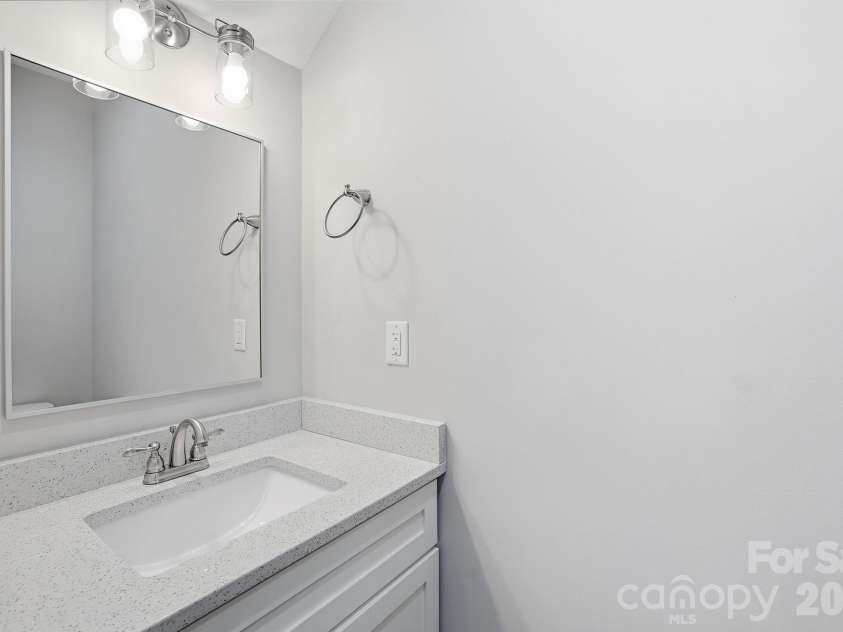 740 Seldon Drive, Charlotte, NC 28216.  MLS# CAR4389074, YatesRealty ID 33378. Half Bath