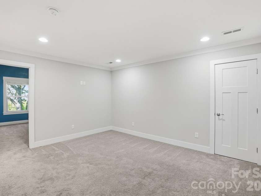 740 Seldon Drive, Charlotte, NC 28216.  MLS# CAR4389074, YatesRealty ID 33378. Loft/Flex Space