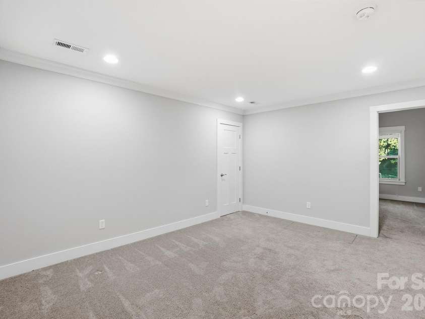 740 Seldon Drive, Charlotte, NC 28216.  MLS# CAR4389074, YatesRealty ID 33378. Loft/Flex Space