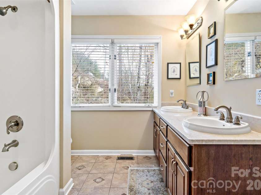 60 Valley View Drive, Marion, NC 28752.  MLS# CAR4217189, YatesRealty ID 3338. Main level BR Suite