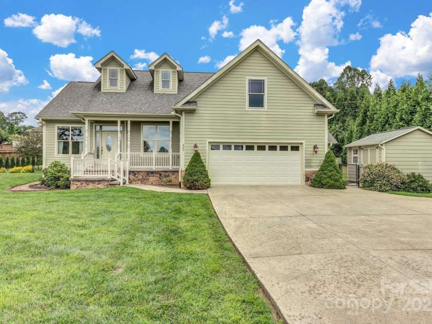 432 Oak Grove Road, Flat Rock, NC 28731.  MLS# CAR4286184, YatesRealty ID 33380. 