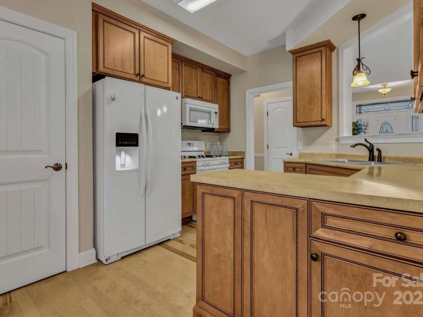 432 Oak Grove Road, Flat Rock, NC 28731.  MLS# CAR4286184, YatesRealty ID 33380. 