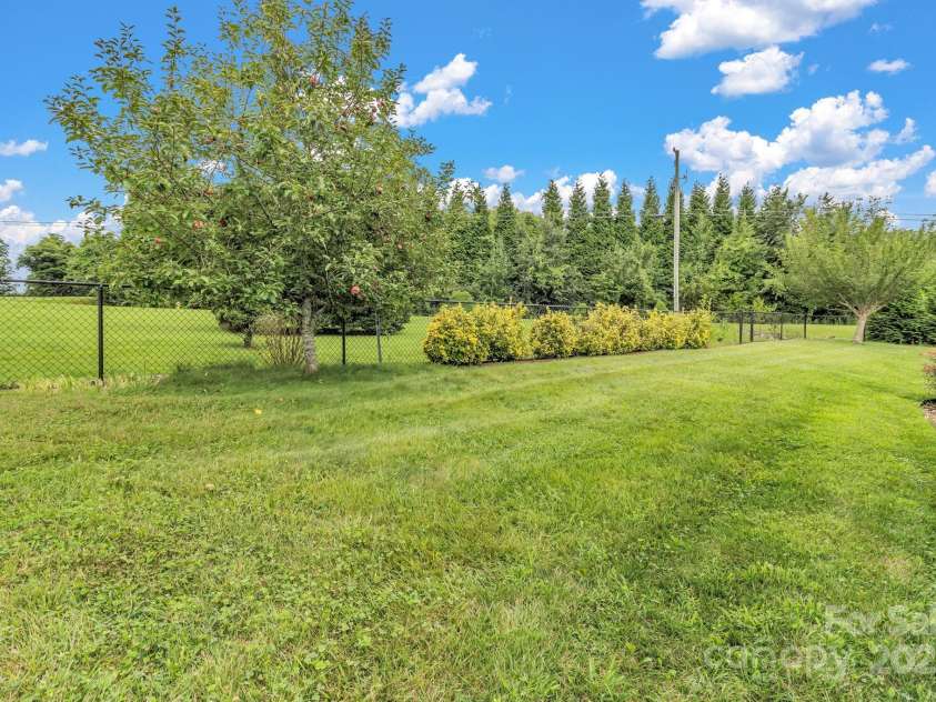 432 Oak Grove Road, Flat Rock, NC 28731.  MLS# CAR4286184, YatesRealty ID 33380. 