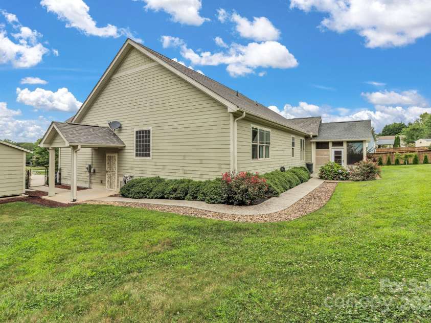 432 Oak Grove Road, Flat Rock, NC 28731.  MLS# CAR4286184, YatesRealty ID 33380. 