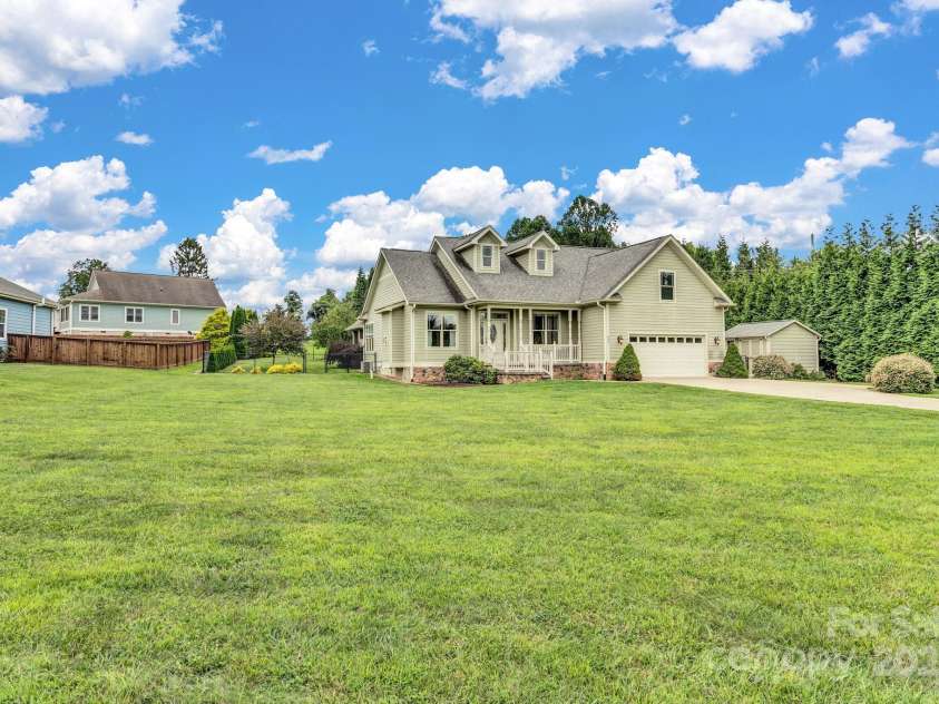 432 Oak Grove Road, Flat Rock, NC 28731.  MLS# CAR4286184, YatesRealty ID 33380. 