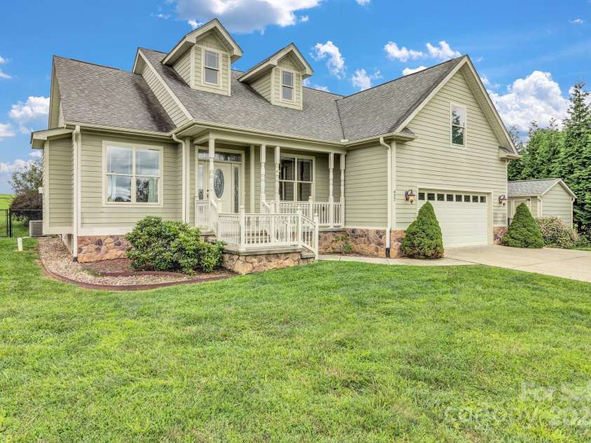 432 Oak Grove Road, Flat Rock, NC 28731.  MLS# CAR4286184, YatesRealty ID 33380. 