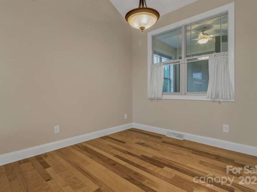 432 Oak Grove Road, Flat Rock, NC 28731.  MLS# CAR4286184, YatesRealty ID 33380. Dining area