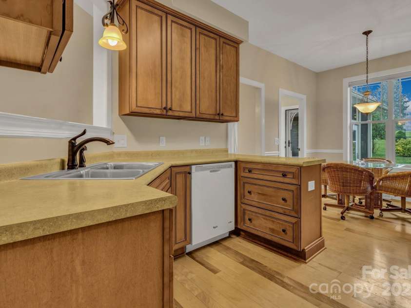 432 Oak Grove Road, Flat Rock, NC 28731.  MLS# CAR4286184, YatesRealty ID 33380. Nice kitchen
