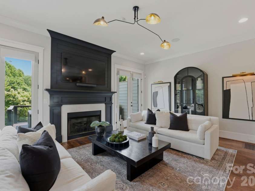 812 Ideal Way, Charlotte, NC 28203.  MLS# CAR4389056, YatesRealty ID 33380. Living room.