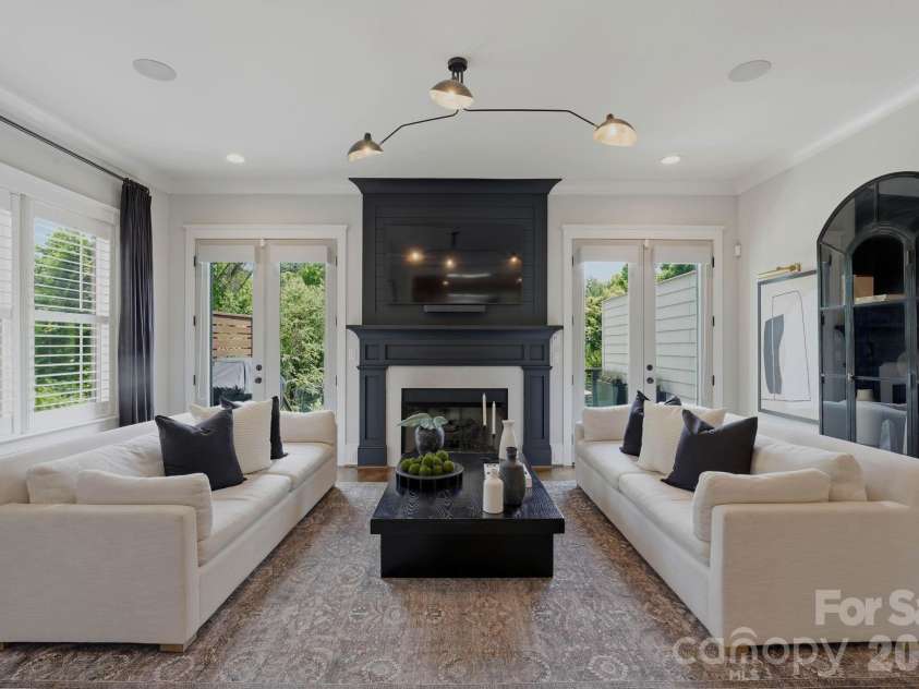 812 Ideal Way, Charlotte, NC 28203.  MLS# CAR4389056, YatesRealty ID 33380. Living room.