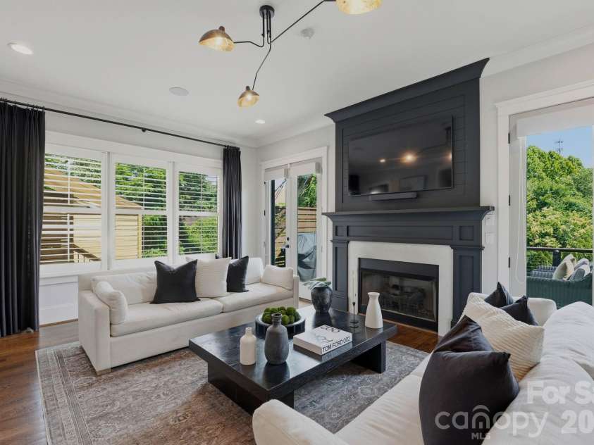 812 Ideal Way, Charlotte, NC 28203.  MLS# CAR4389056, YatesRealty ID 33380. Living room.