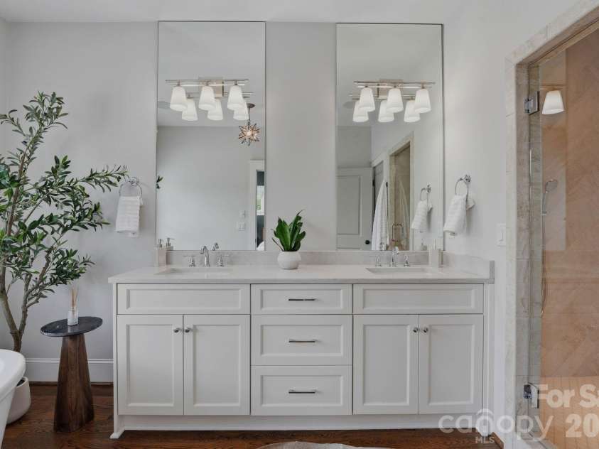 812 Ideal Way, Charlotte, NC 28203.  MLS# CAR4389056, YatesRealty ID 33380. Primary bathroom.