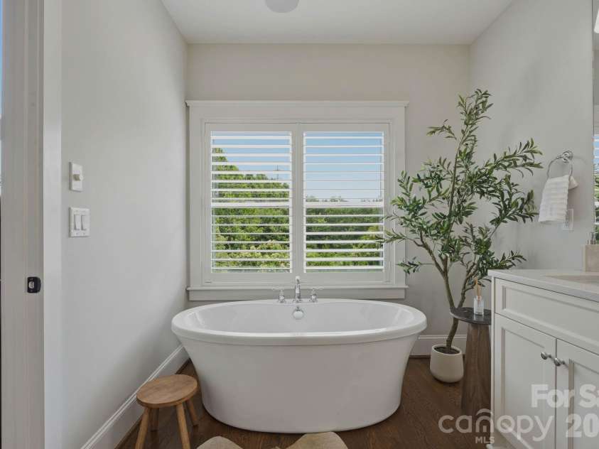 812 Ideal Way, Charlotte, NC 28203.  MLS# CAR4389056, YatesRealty ID 33380. Primary bathroom.