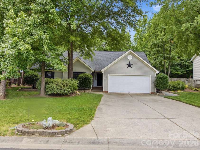 1102 Slate Ridge Road, Matthews, NC 28104.  MLS# CAR4394373, YatesRealty ID 33386. 
