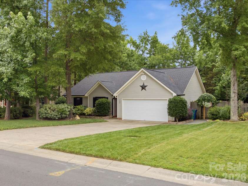 1102 Slate Ridge Road, Matthews, NC 28104.  MLS# CAR4394373, YatesRealty ID 33386. 